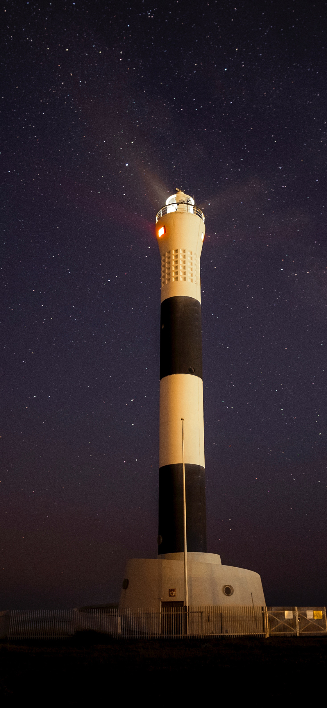 [2436×1125]照明 夜晚 灯塔 指向标 苹果手机壁纸图片