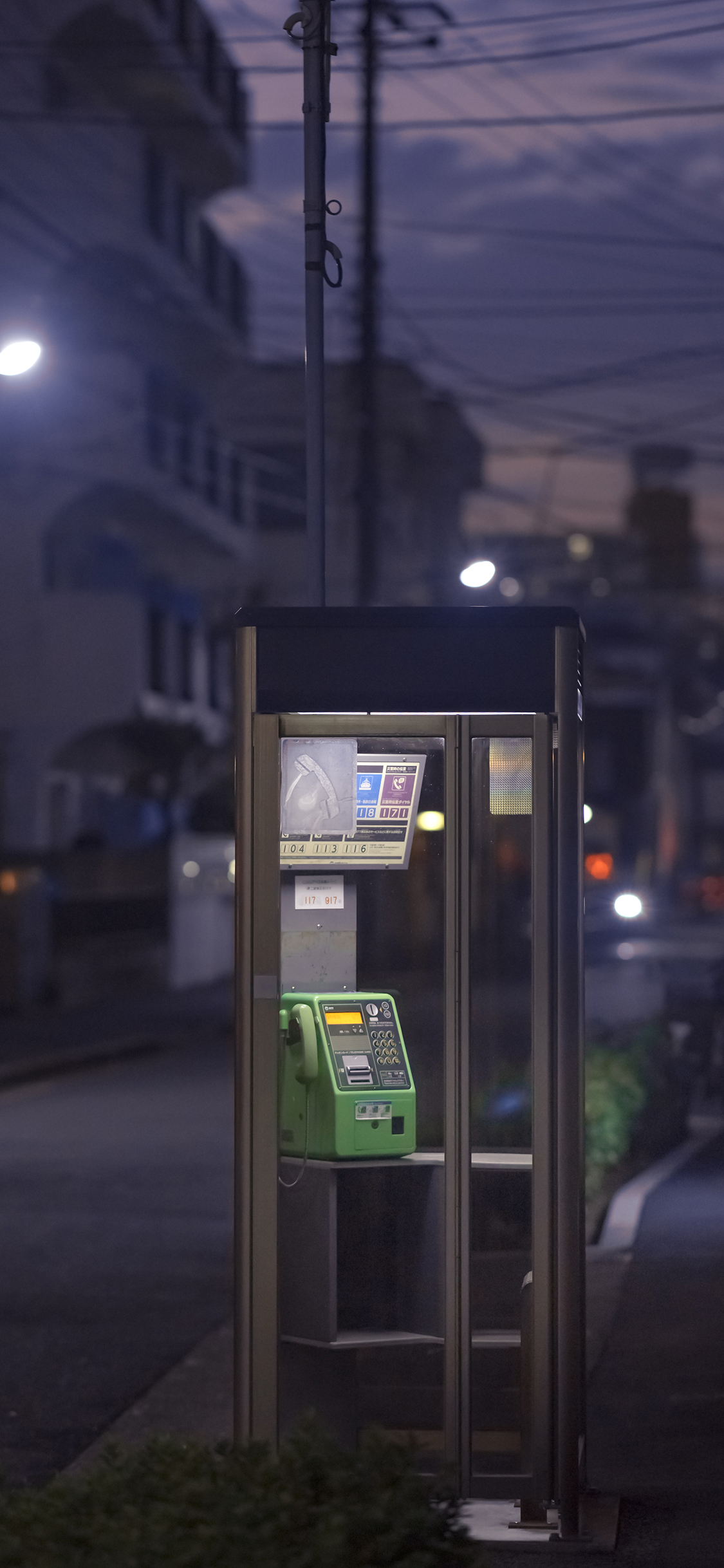 [2436×1125]电话亭 街道 城市 夜晚 苹果手机壁纸图片