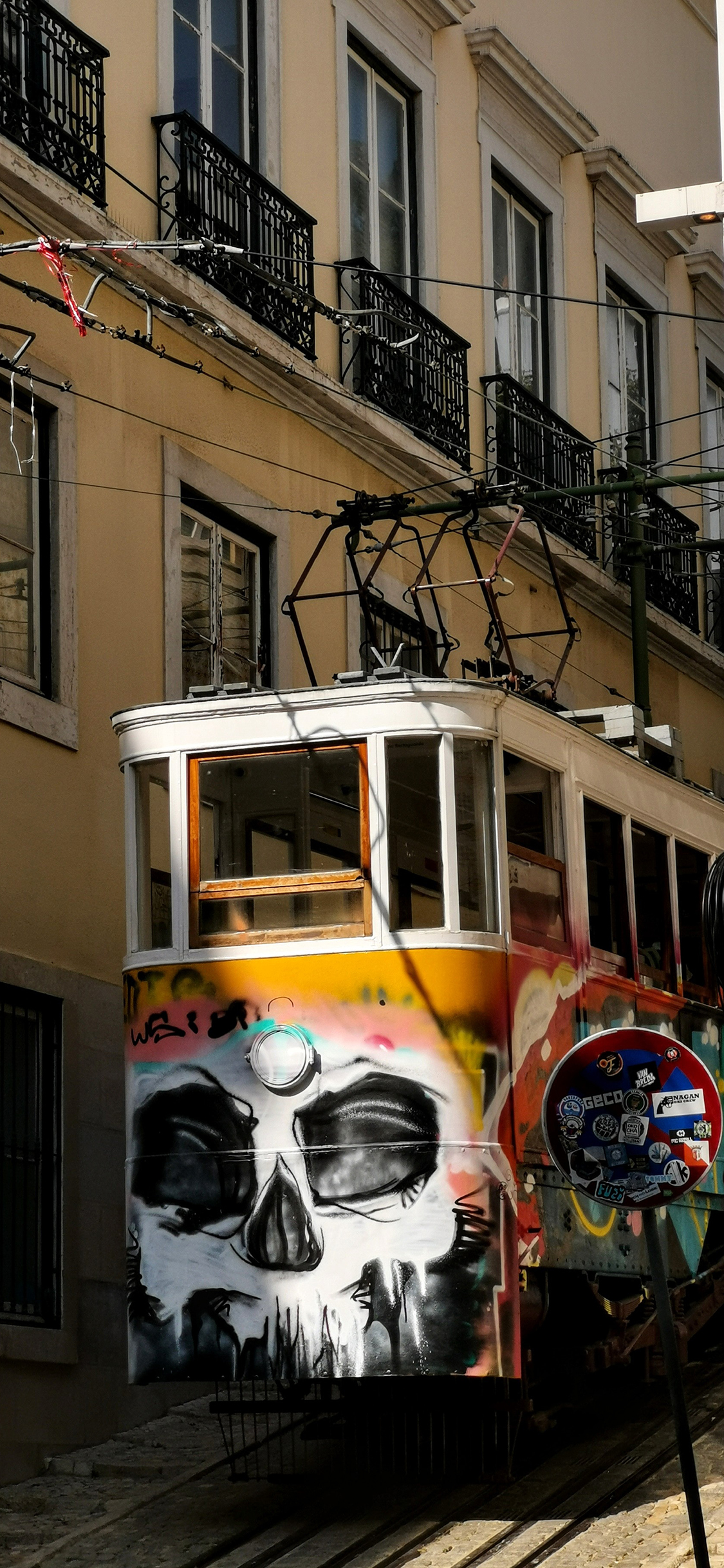 [2436×1125]电车 悬空 电轨车 涂鸦 苹果手机壁纸图片