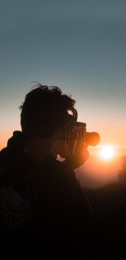 [2436x1125]男孩 背影 摄影 风景 阳光 苹果手机壁纸图片