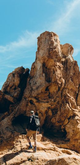 [2436x1125]登山 大山 蓝天白云 背影 苹果手机壁纸图片