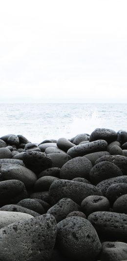 [2436x1125]石头 大海 岸边 黑白 苹果手机壁纸图片