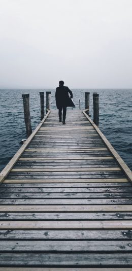 [2436x1125]码头 男子背影  大海 海天一线 苹果手机壁纸图片