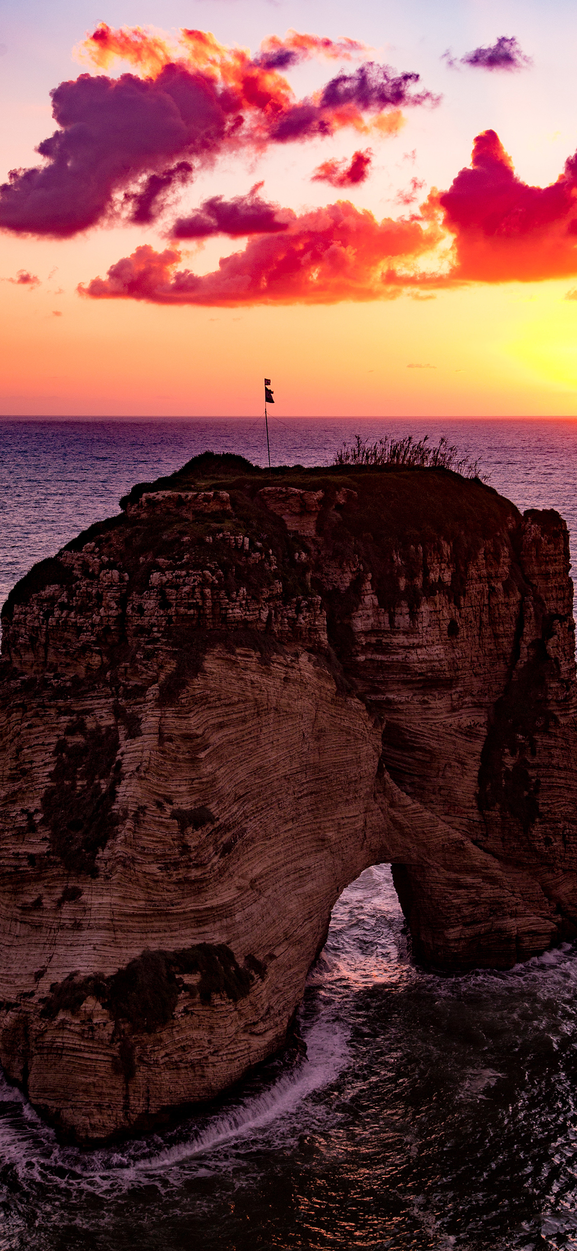[2436×1125]礁石 海边 海水 侵蚀 苹果手机壁纸图片