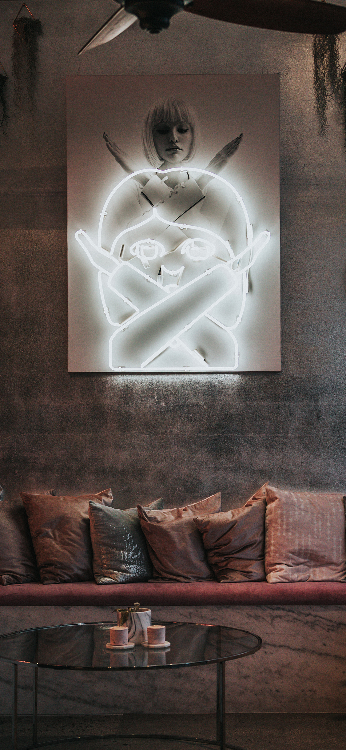 [2436×1125]空间装饰 壁画 沙发 抱枕 苹果手机壁纸图片