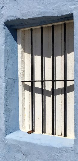 [2436x1125]窗 蓝色 栏杆 简约 建筑 房子 苹果手机壁纸图片