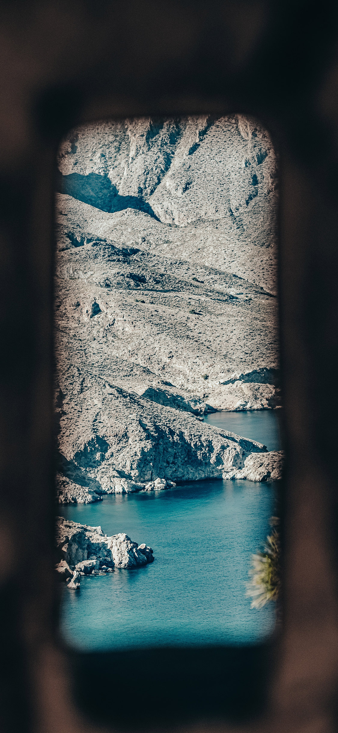 [2436×1125]窗口 山峰 湖泊 自然美景 苹果手机壁纸图片