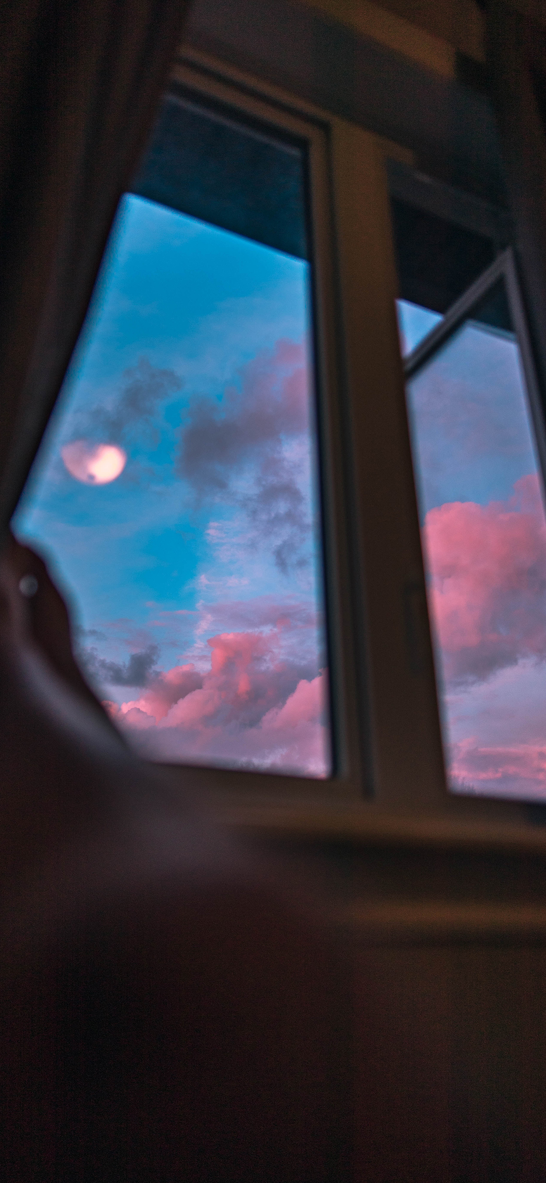 [2436×1125]窗外 云空 月亮 红云 傍晚美景 苹果手机壁纸图片