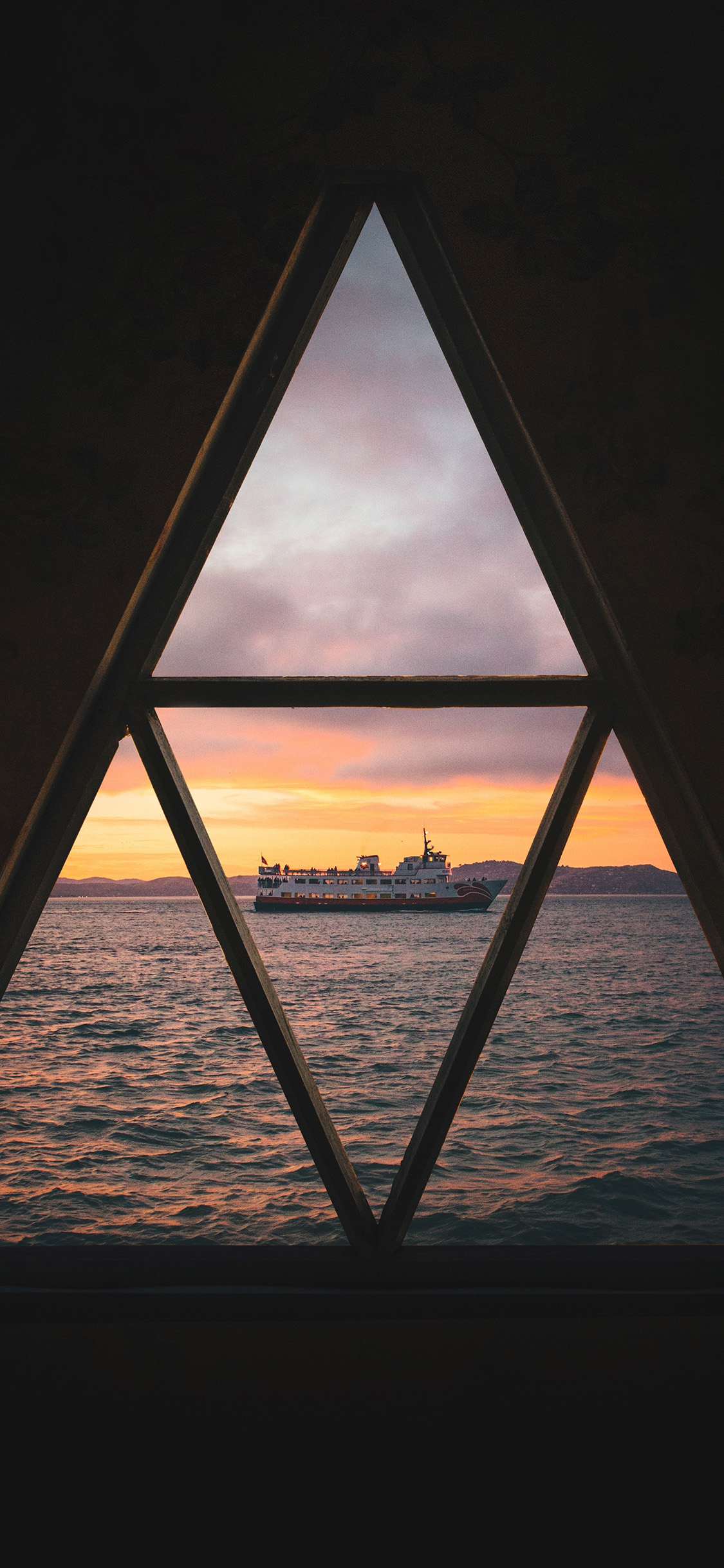 [2436×1125]窗户 三角 大海 航船 苹果手机壁纸图片