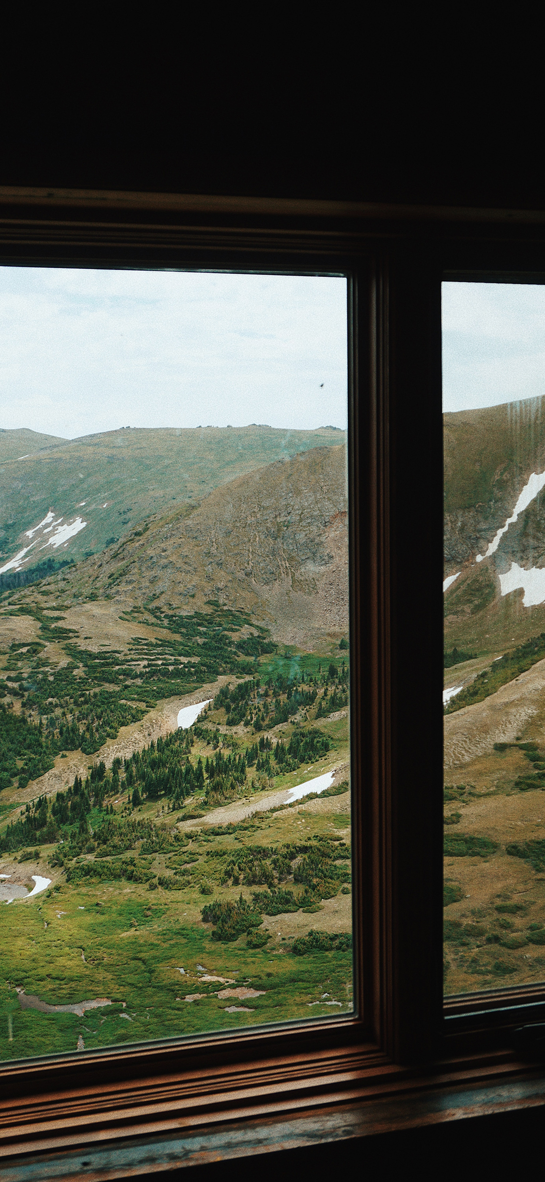 [2436×1125]窗户 山峰 自然 美景 苹果手机壁纸图片