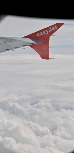 [2436x1125]窗户 飞机 飞行 机尾 白云 苹果手机壁纸图片