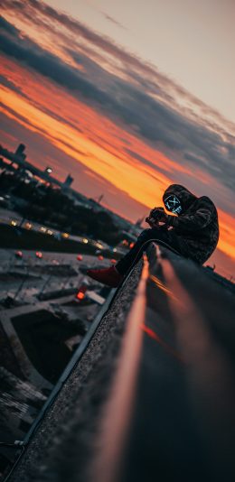 [2436x1125]红霞 夕阳 高楼 面具人 摄影 苹果手机壁纸图片