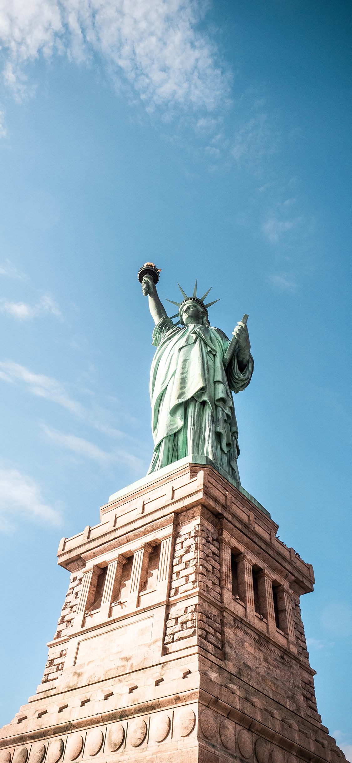 [2436×1125]美国 地标 自由女神像 天空 蔚蓝 苹果手机壁纸图片