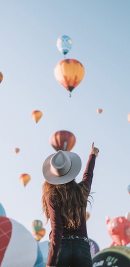 [2436x1125]背影 女孩 热气球 上升 苹果手机壁纸图片