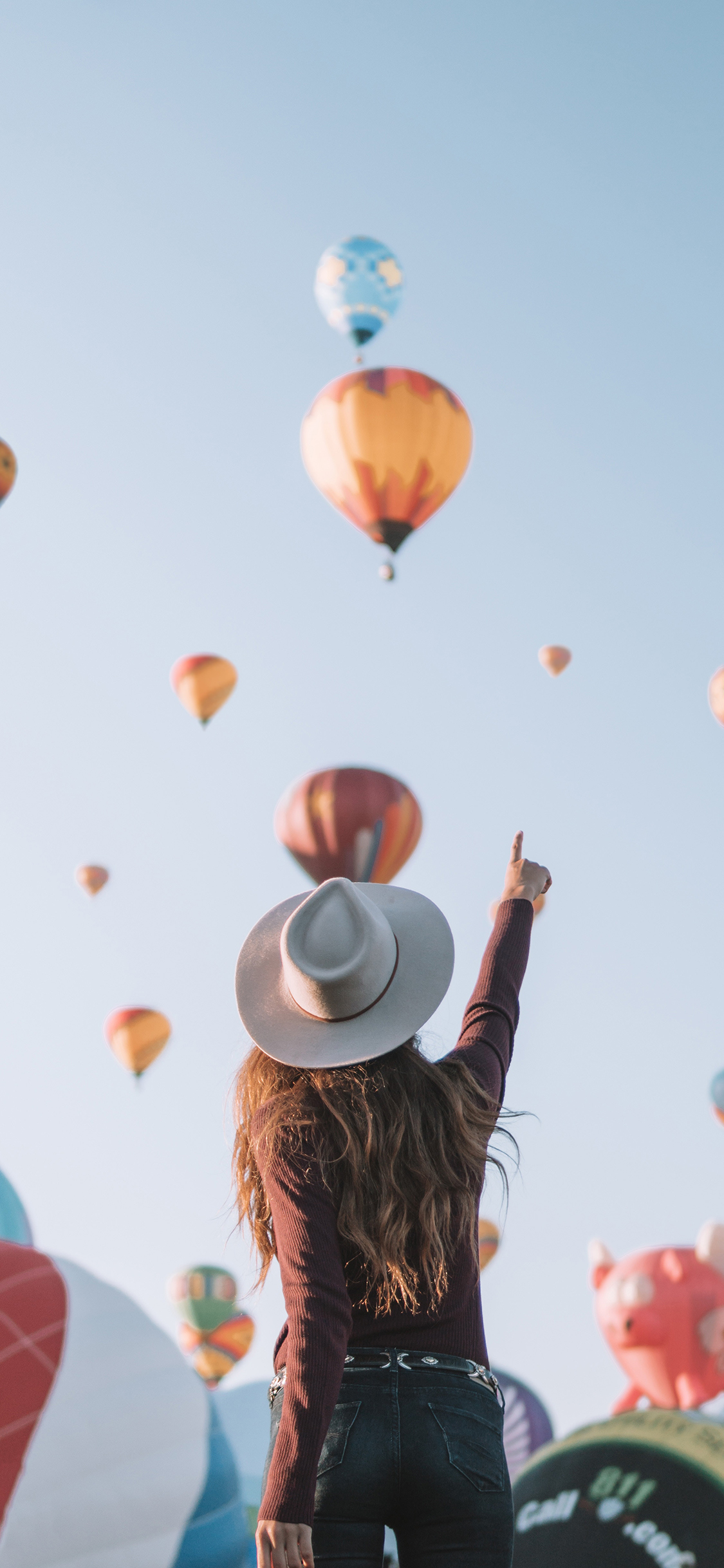 [2436×1125]背影 女孩 热气球 上升 苹果手机壁纸图片