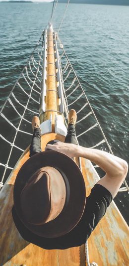 [2436x1125]背影 帽子 船头 大海 苹果手机壁纸图片