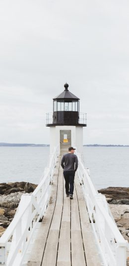[2436x1125]背影 灯塔 大海  天空 苹果手机壁纸图片