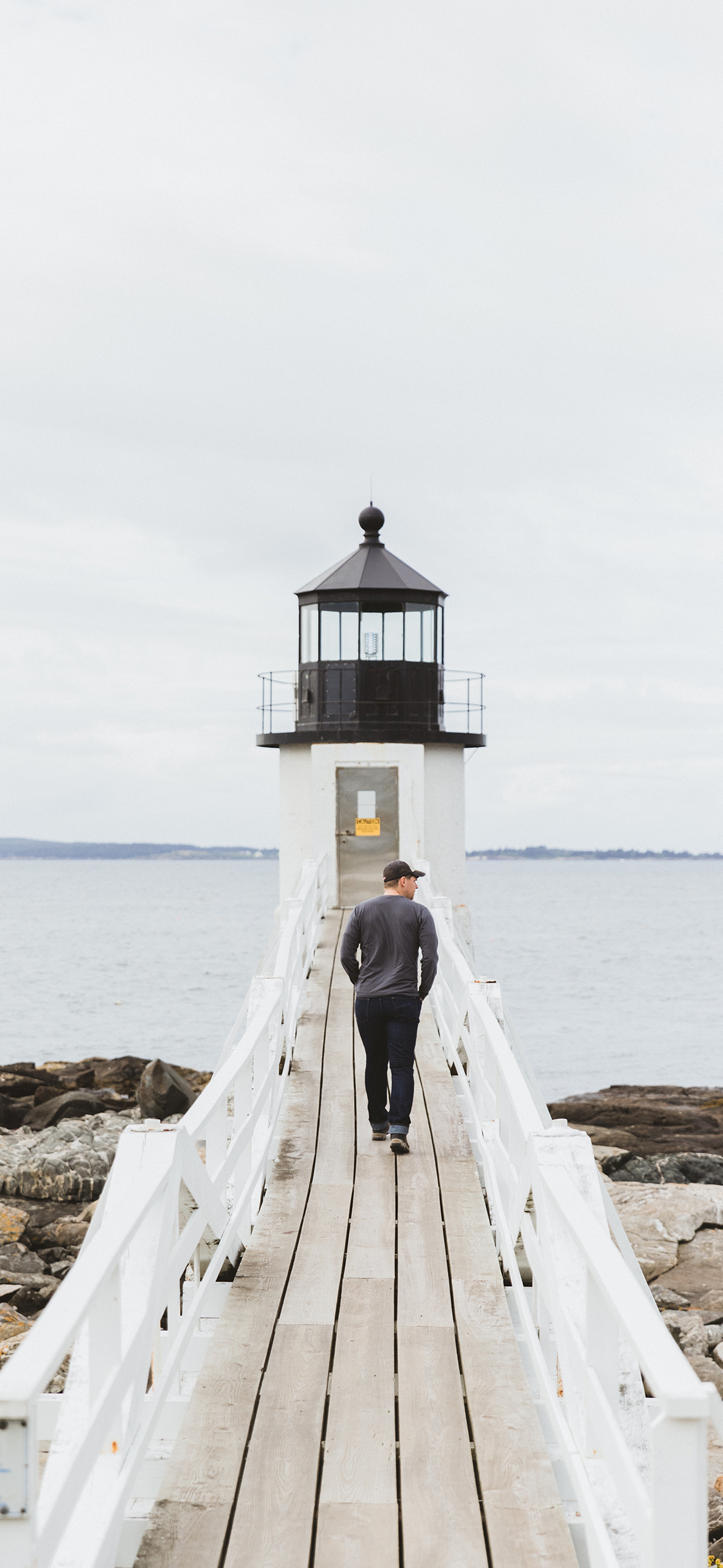 [2436×1125]背影 灯塔 大海  天空 苹果手机壁纸图片