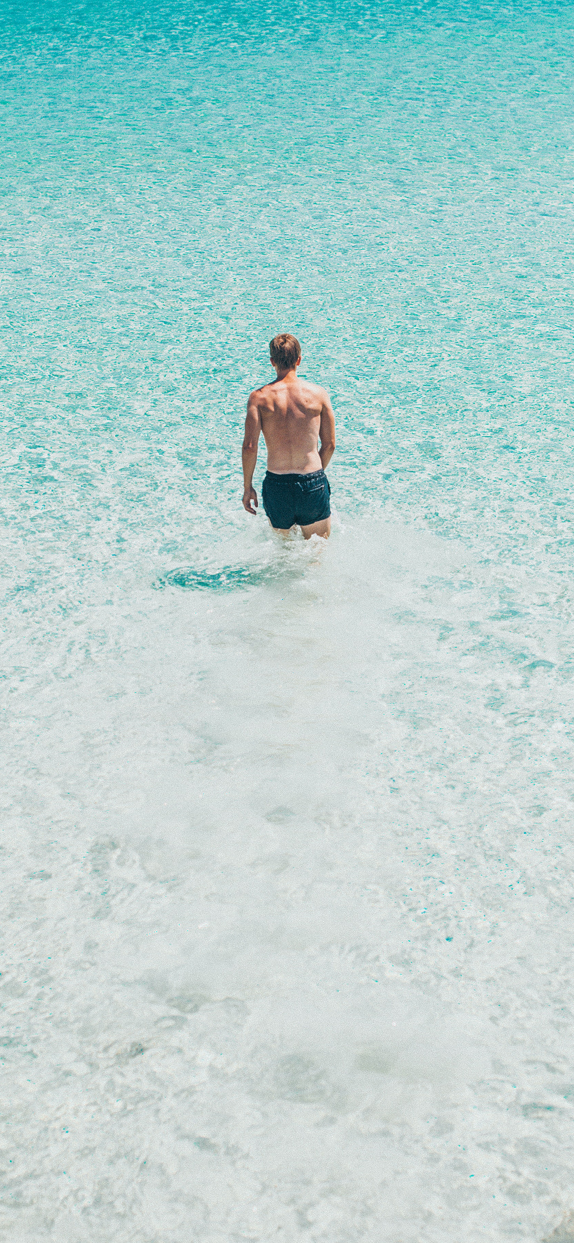 [2436×1125]背影 男子 海水 海浪 清澈 苹果手机壁纸图片