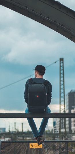 [2436x1125]背影 男孩 背包 铁路 火车 桥 苹果手机壁纸图片