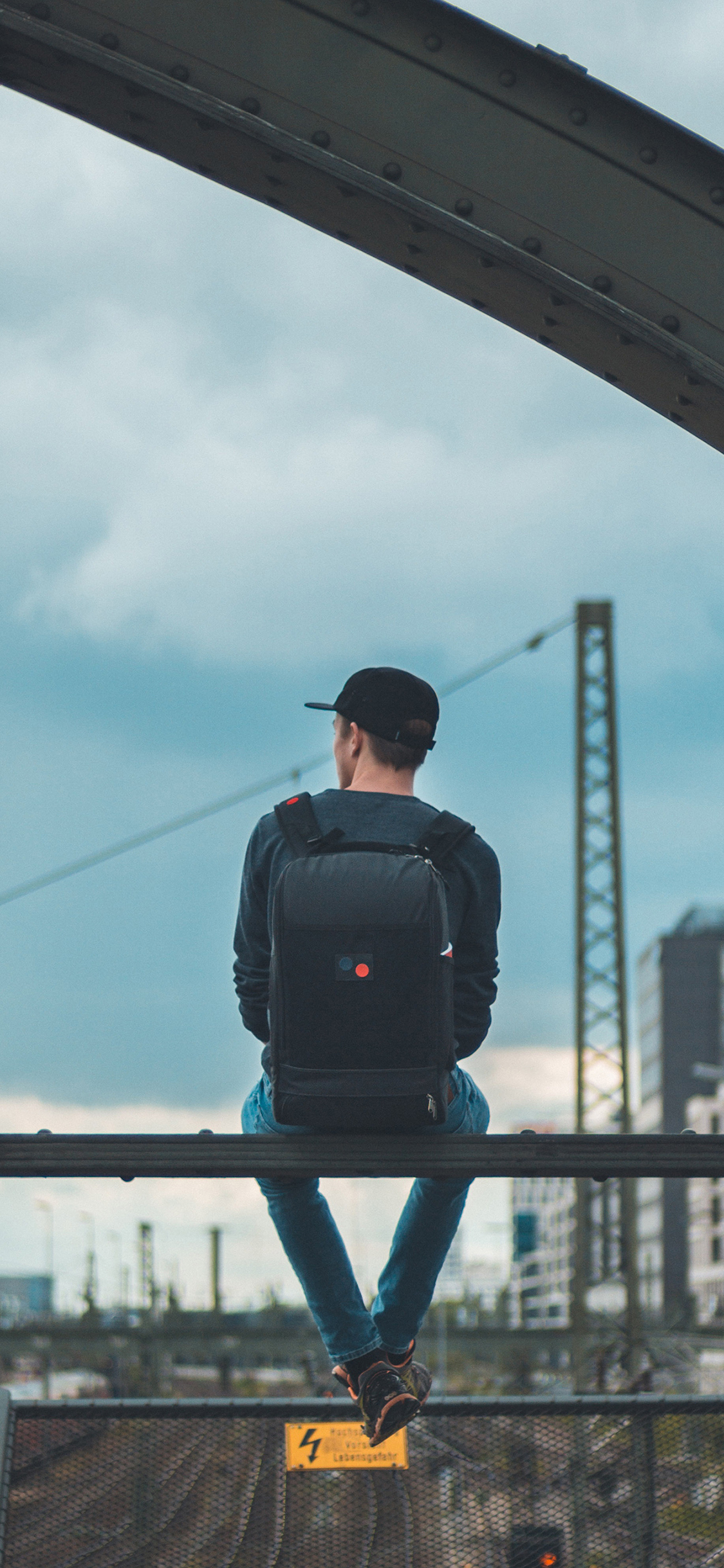 [2436×1125]背影 男孩 背包 铁路 火车 桥 苹果手机壁纸图片