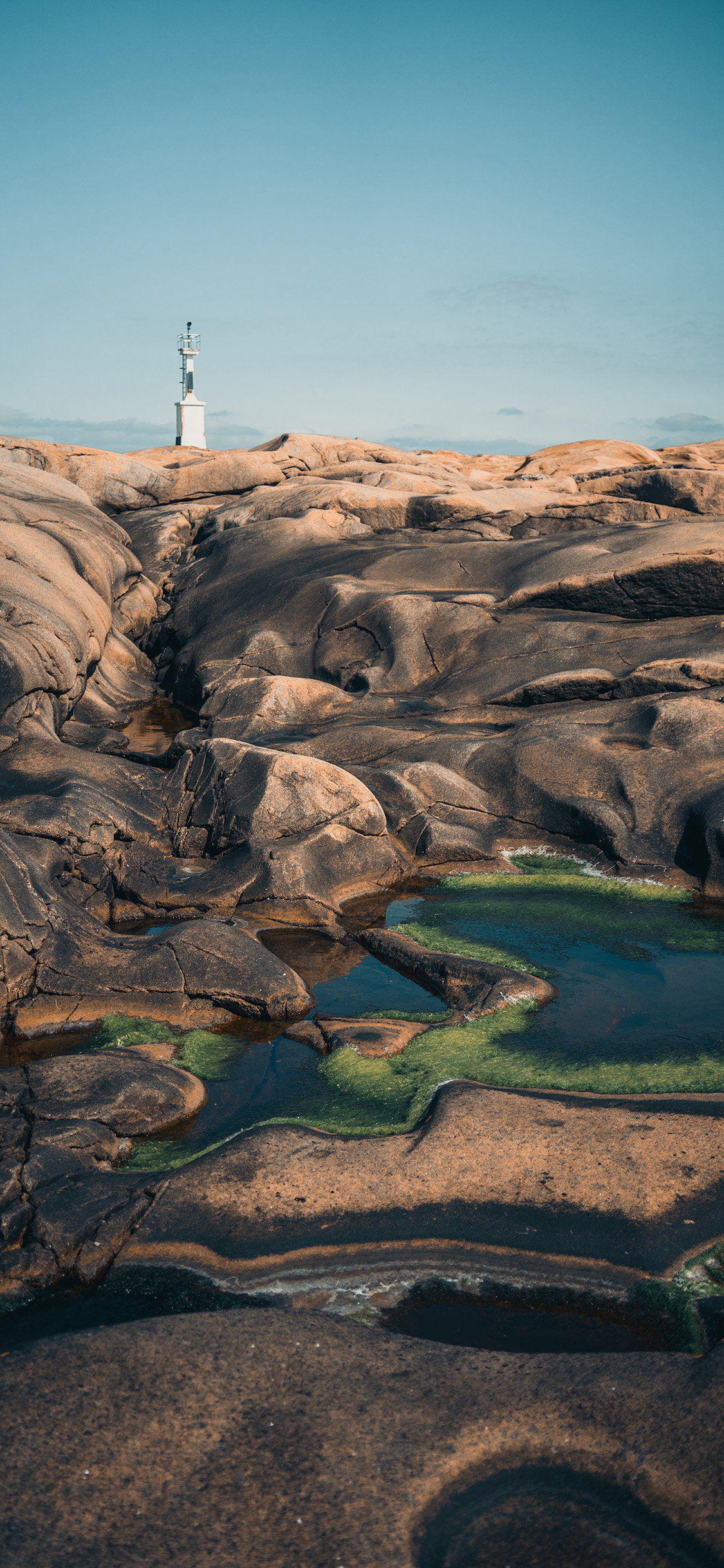 [2436×1125]自然 山峰 水潭 青苔 苹果手机壁纸图片