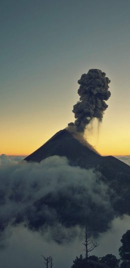 [2436x1125]自然 山峰 烟雾 火山 苹果手机壁纸图片