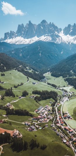 [2436x1125]自然 山峰 草坪 小镇  山脉 苹果手机壁纸图片
