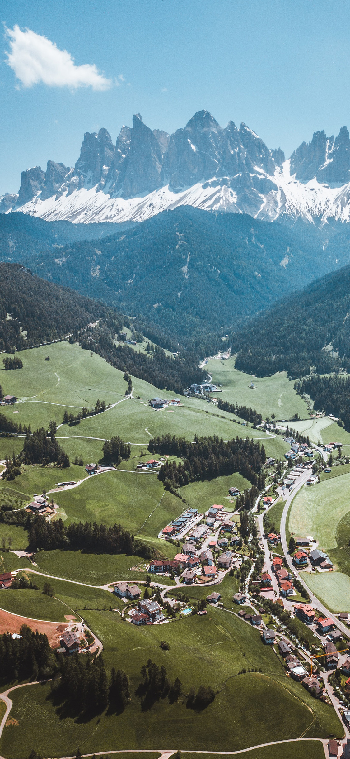 [2436×1125]自然 山峰 草坪 小镇  山脉 苹果手机壁纸图片