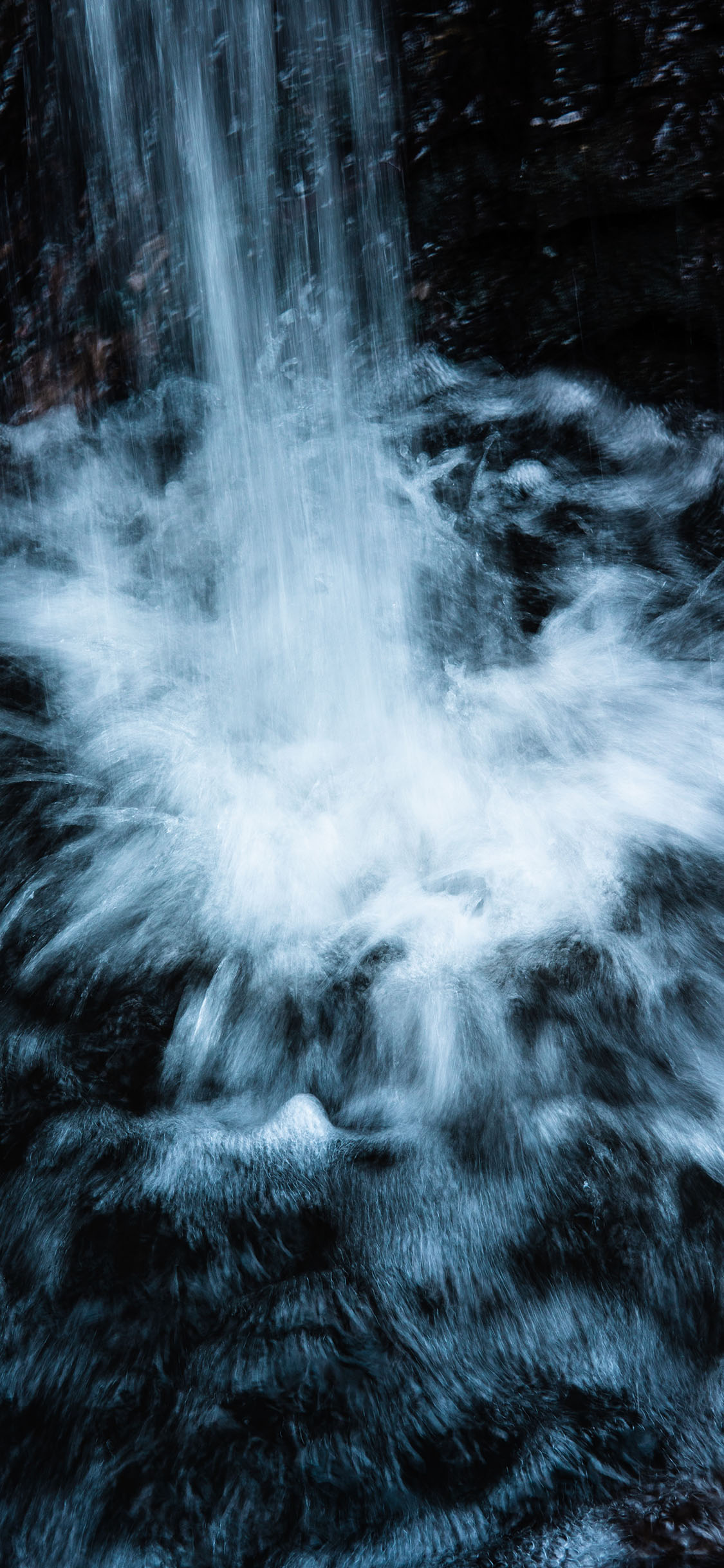 [2436×1125]自然 瀑布 水花 翻涌 苹果手机壁纸图片