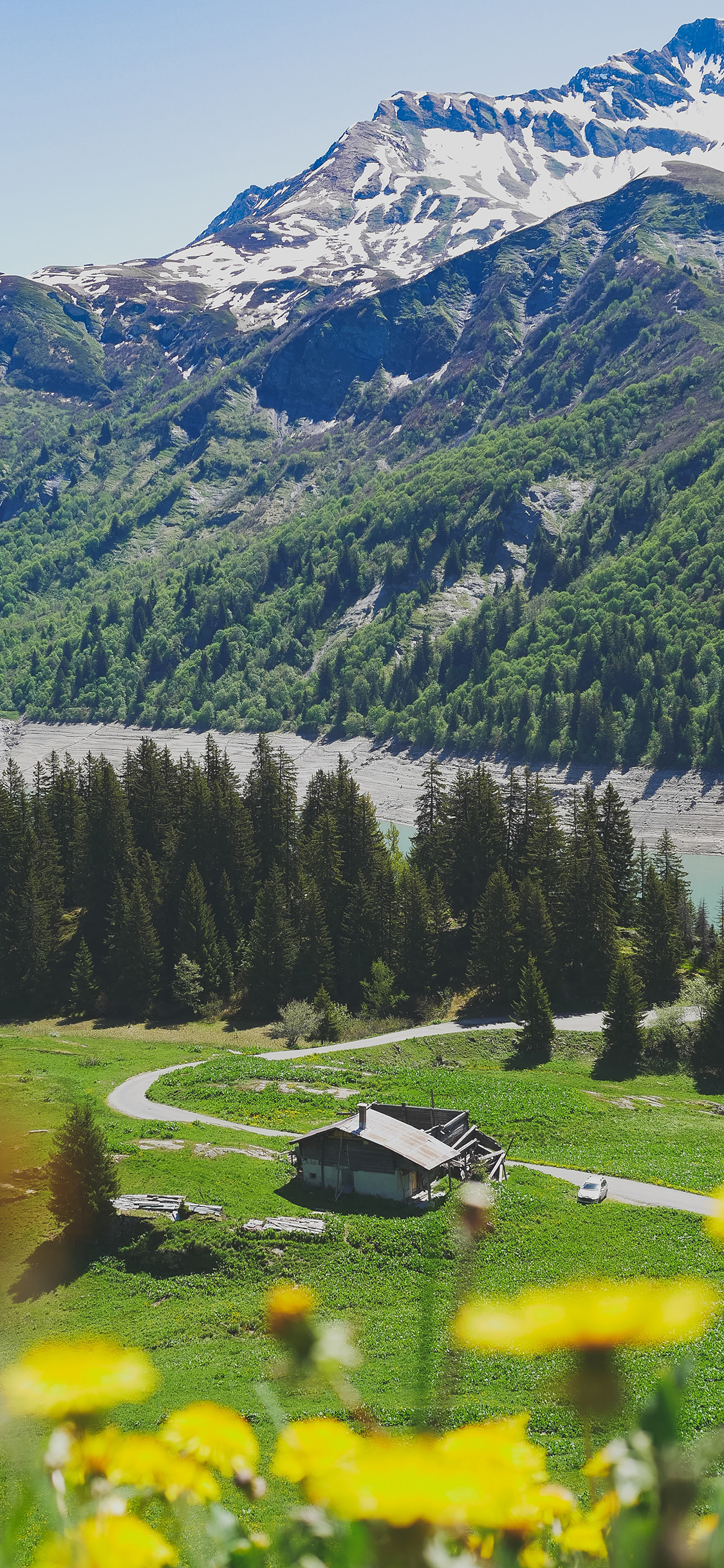 [2436×1125]自然 草坪 小屋 山峰 美景 苹果手机壁纸图片