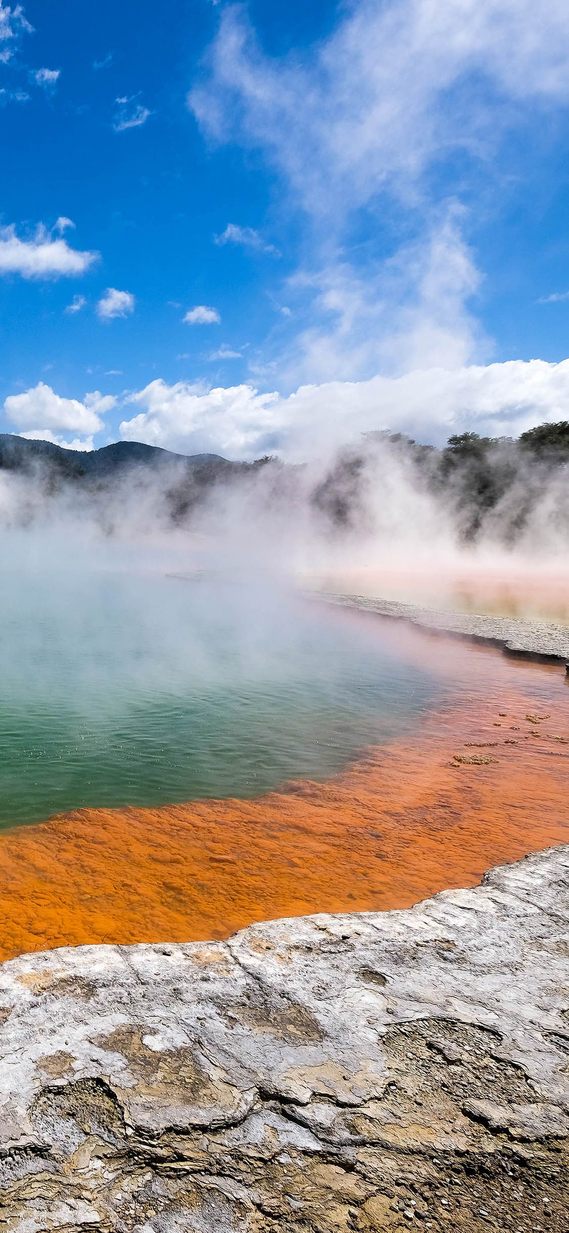 [2436×1125]自然美景 蓝天白云 湖面 烟雾 苹果手机壁纸图片