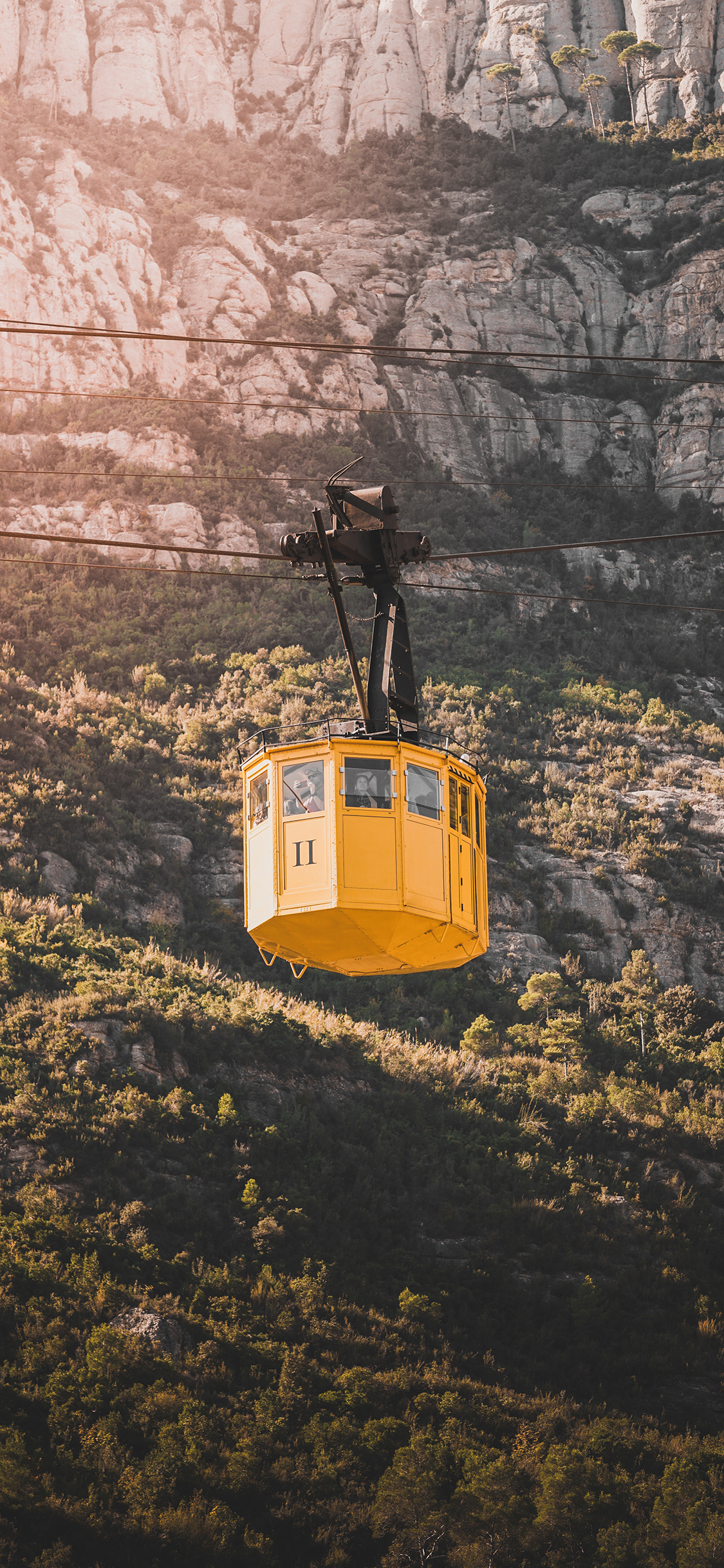 [2436×1125]自然风景 观光缆车 黄色 苹果手机壁纸图片