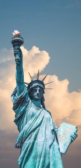 [2436x1125]自由女神 云 火炬 火焰 皇冠 美国 苹果手机壁纸图片