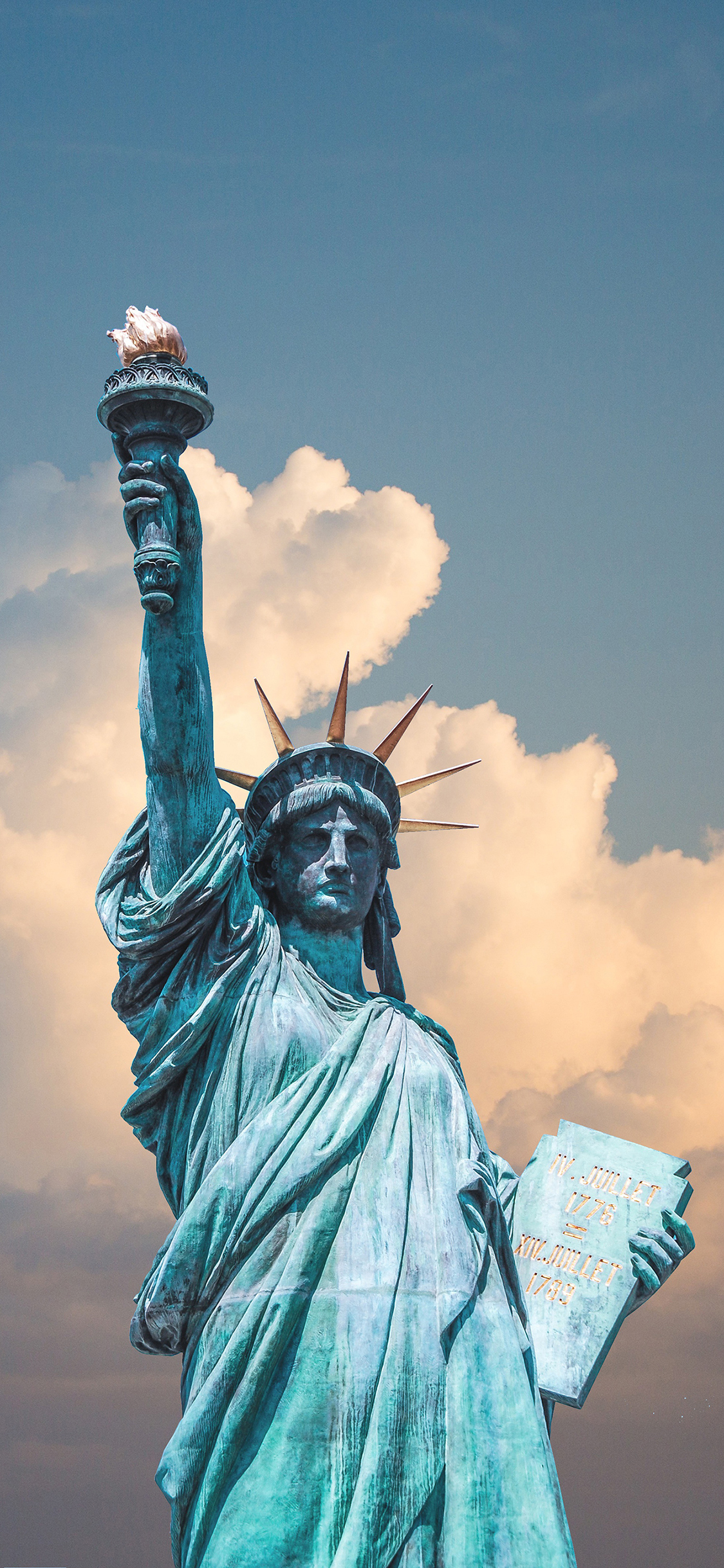 [2436×1125]自由女神 云 火炬 火焰 皇冠 美国 苹果手机壁纸图片