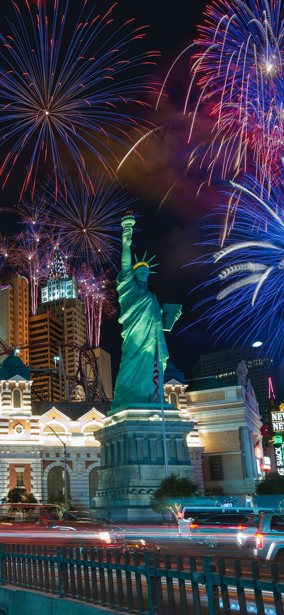 [2436×1125]自由女神 石像 景点 烟花 苹果手机壁纸图片