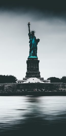 [2436x1125]自由女神像 水面 雕像 苹果手机壁纸图片
