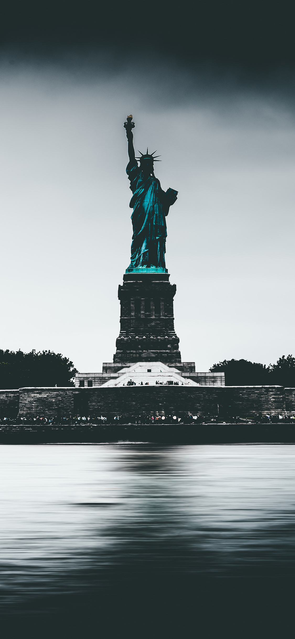 [2436×1125]自由女神像 水面 雕像 苹果手机壁纸图片