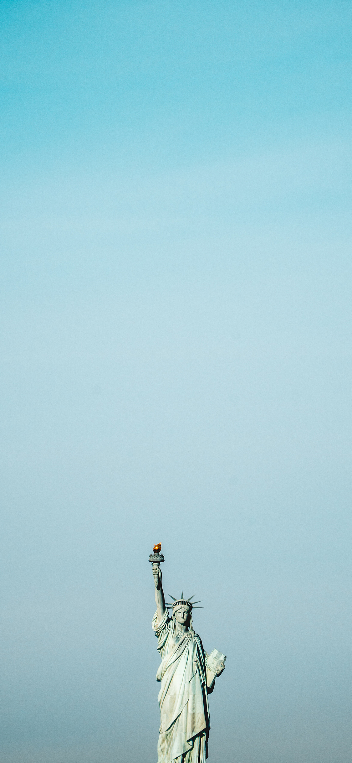 [2436×1125]自由女神像 美国 天空 苹果手机壁纸图片