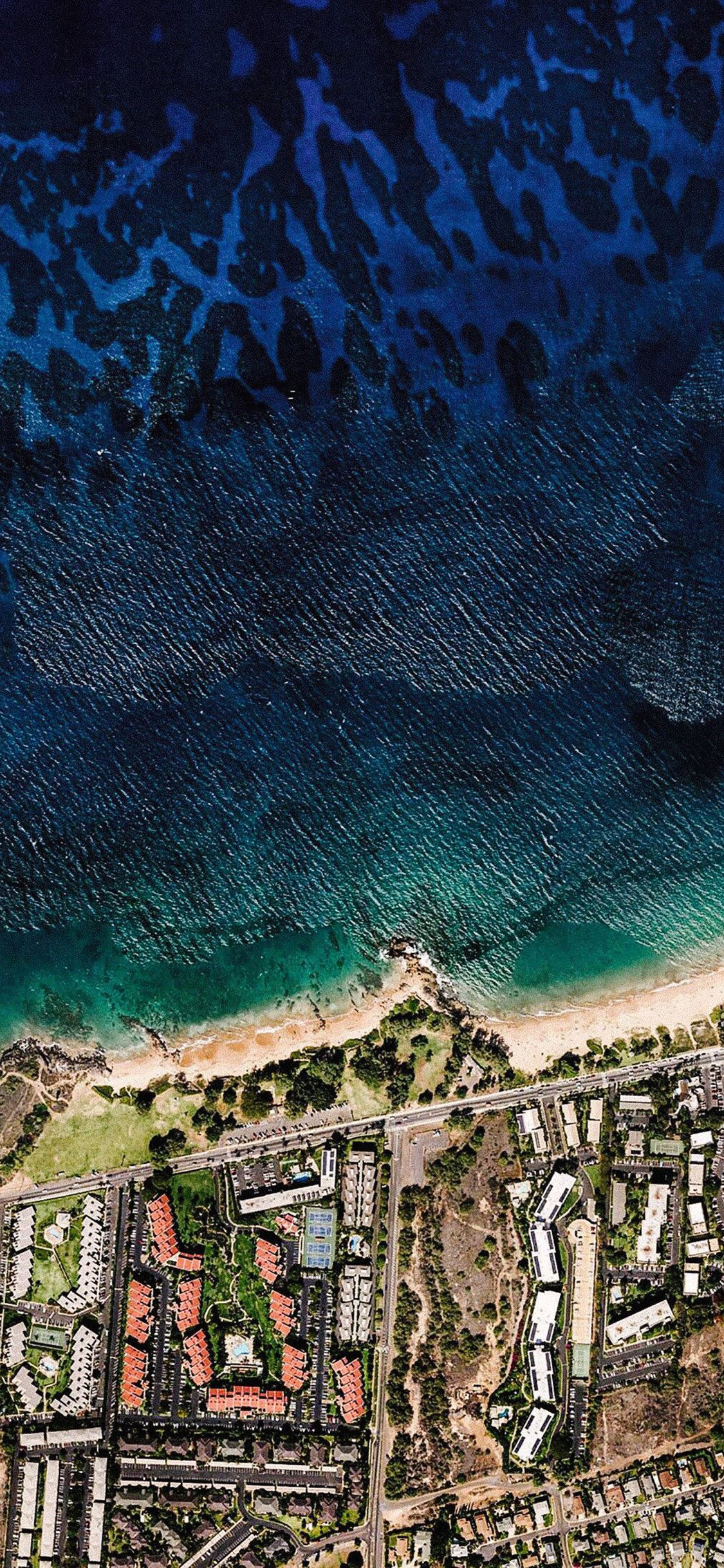 [2436×1125]航拍 大海 城市 沿海 建筑 沙滩 苹果手机壁纸图片