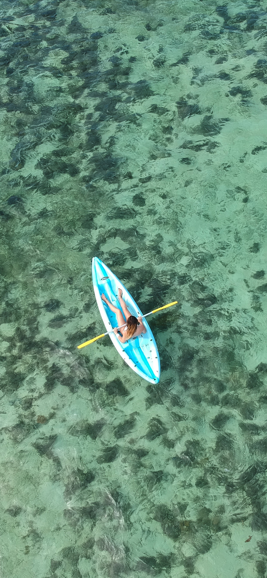 [2436×1125]航拍 大海 小艇 唯美 苹果手机壁纸图片