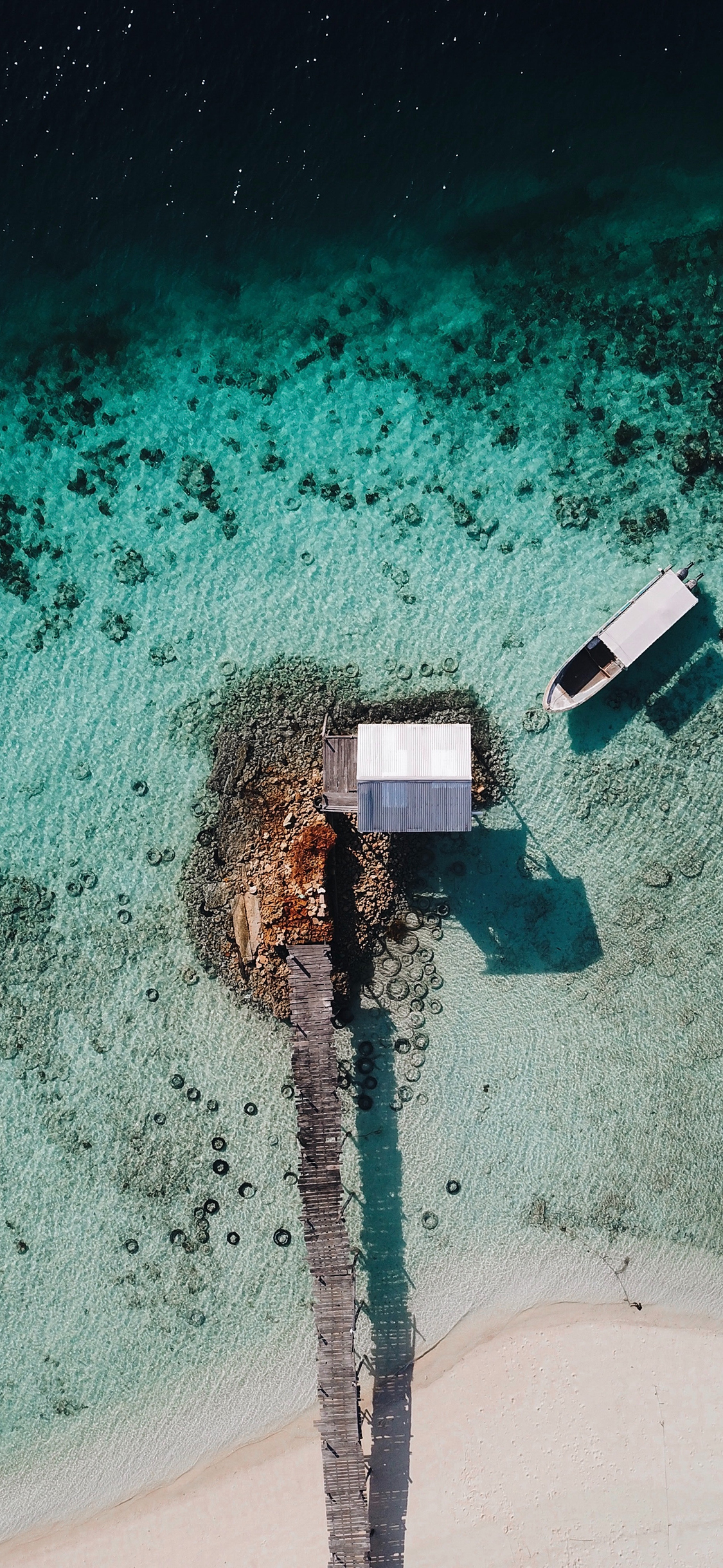 [2436×1125]航拍 大海 木桥 房屋 度假 海景 苹果手机壁纸图片