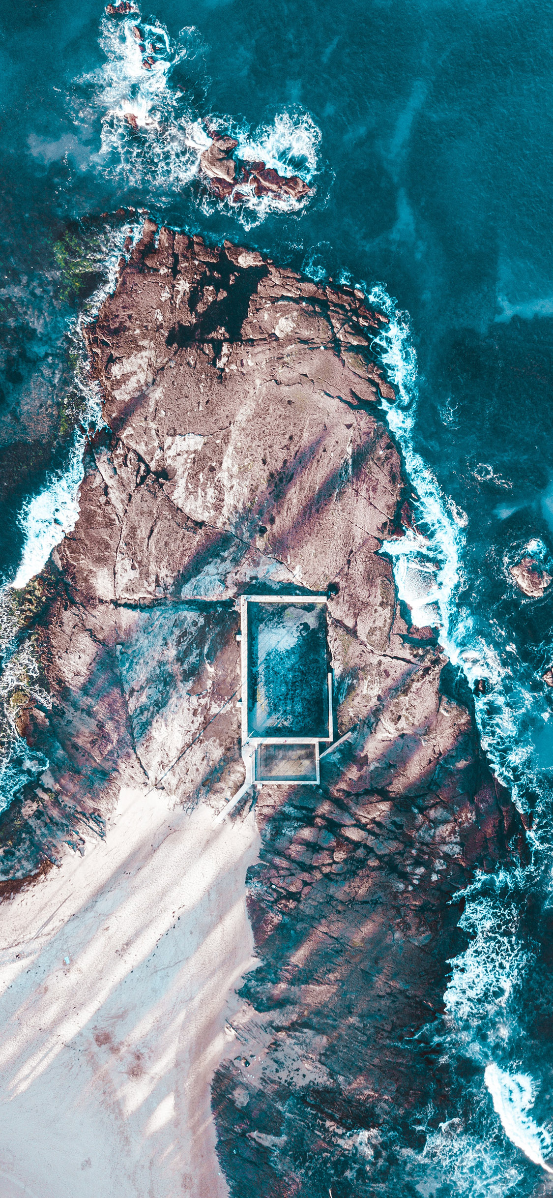 [2436×1125]航拍 大海 浪花 翻涌 海景 苹果手机壁纸图片