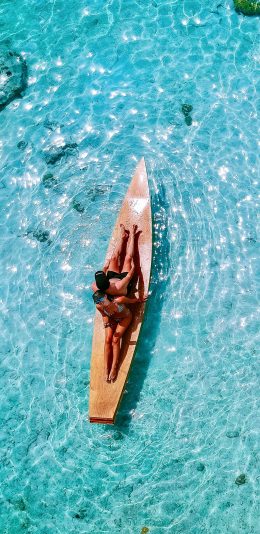 [2436x1125]航拍 海水 清澈 小船 游客 苹果手机壁纸图片