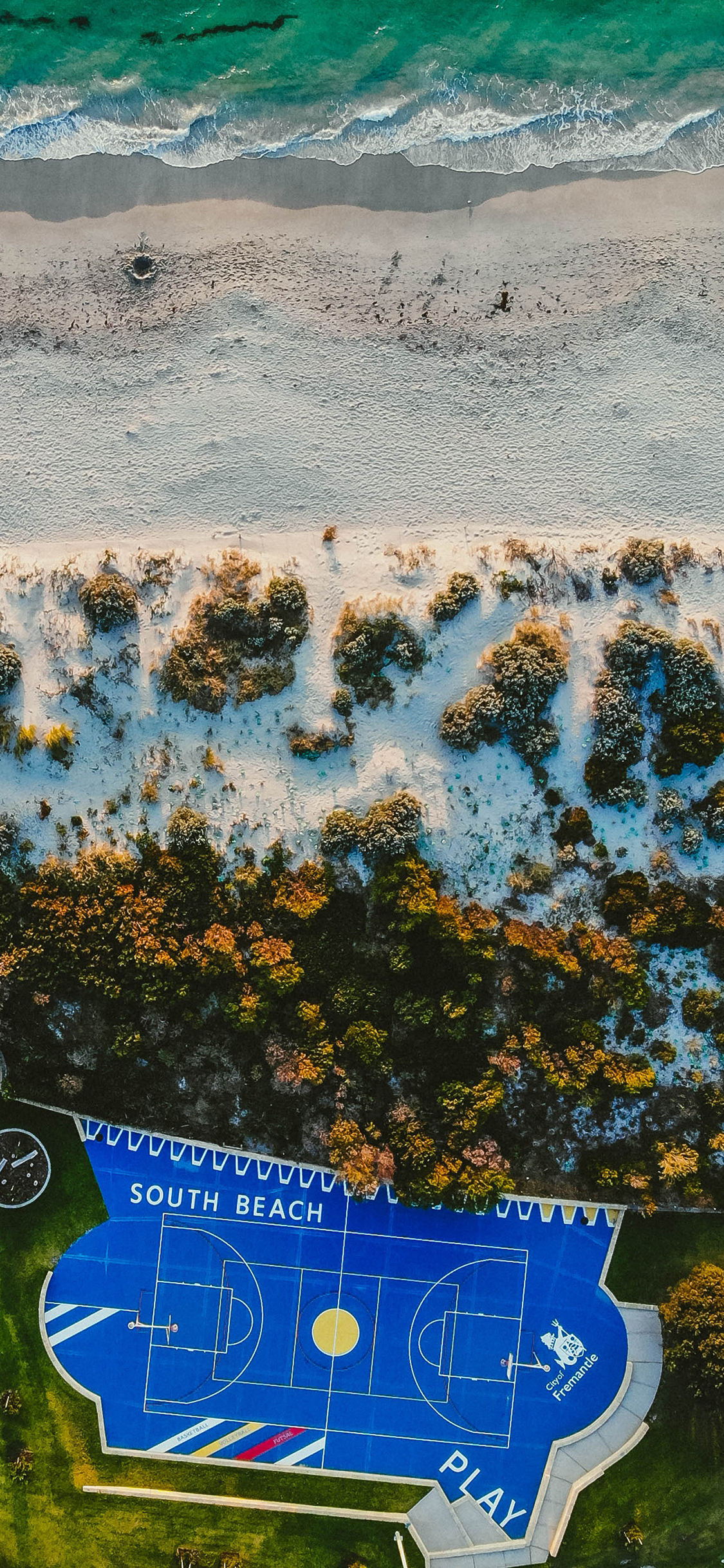 [2436×1125]航拍 海滩美景 篮球场 植树 苹果手机壁纸图片