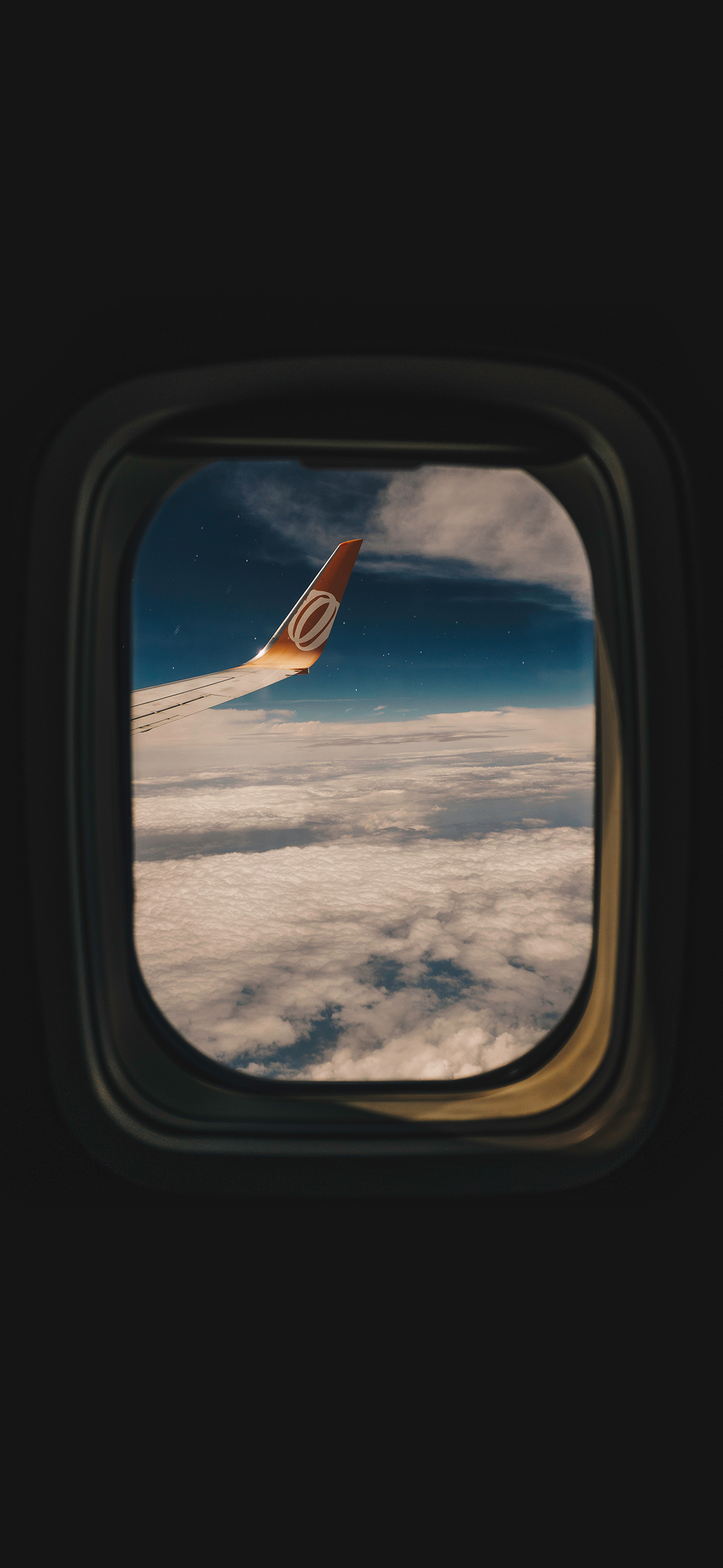 [2436×1125]航拍 飞机 航空 飞行 云端 云层 机翼 窗户 苹果手机壁纸图片