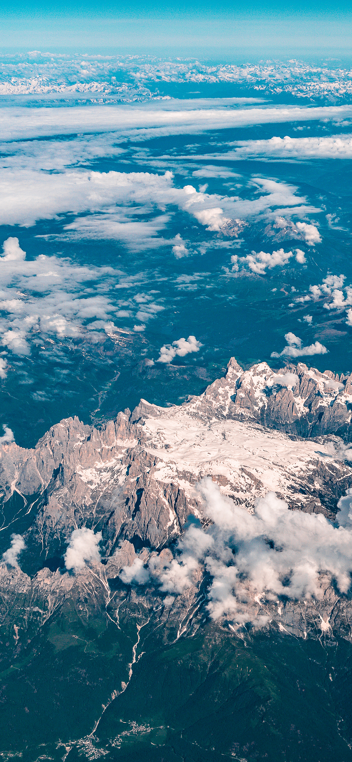 [2436×1125]航拍 高空 群山 云层 雪顶 苹果手机壁纸图片