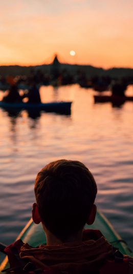 [2436x1125]船 小男孩 背影 黄昏 海面 苹果手机壁纸图片