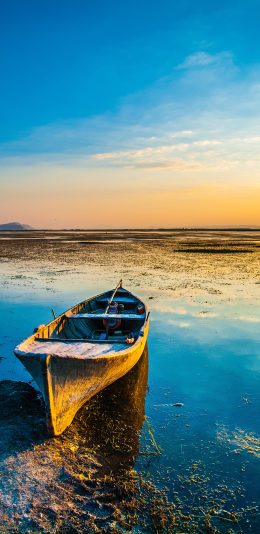 [2436x1125]船只 湖泊 破旧 彩霞 苹果手机壁纸图片