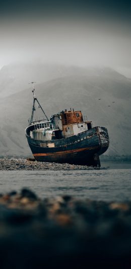 [2436x1125]船只 破旧 残损 海面 苹果手机壁纸图片